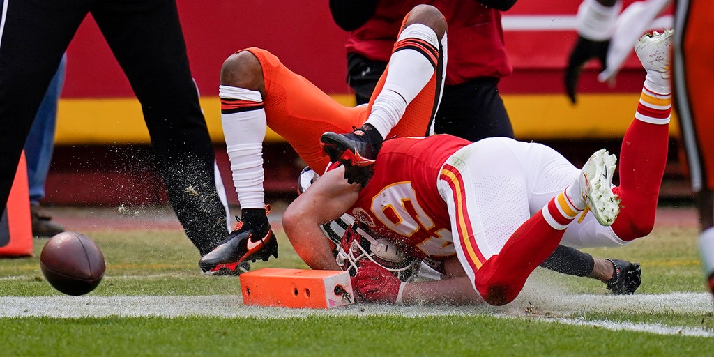 CBS outage at start of Chiefs-Browns playoff game roils NFL fans