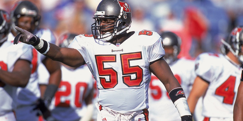 Derrick Brooks returns interception for a touchdown during Superbowl 37.