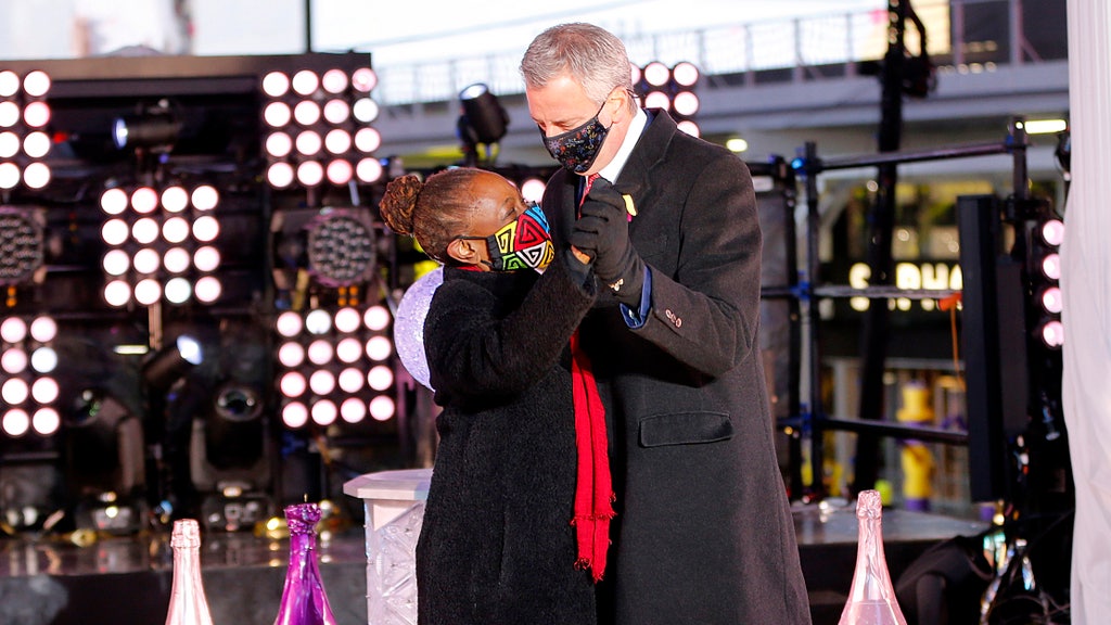 Liberal mayor trashed for dancing in Times Square — after shutting it down