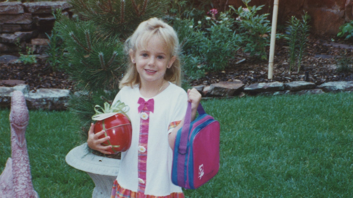 JonBenet Ramsey sostiene una mochila