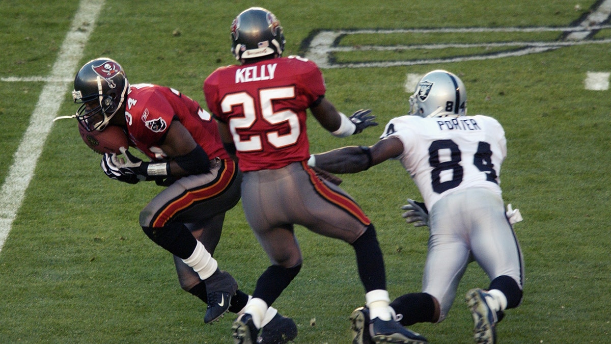 Dexter Jackson, left, had two interceptions and was named Super Bowl MVP. (Photo by Ezra Shaw/Getty Images)