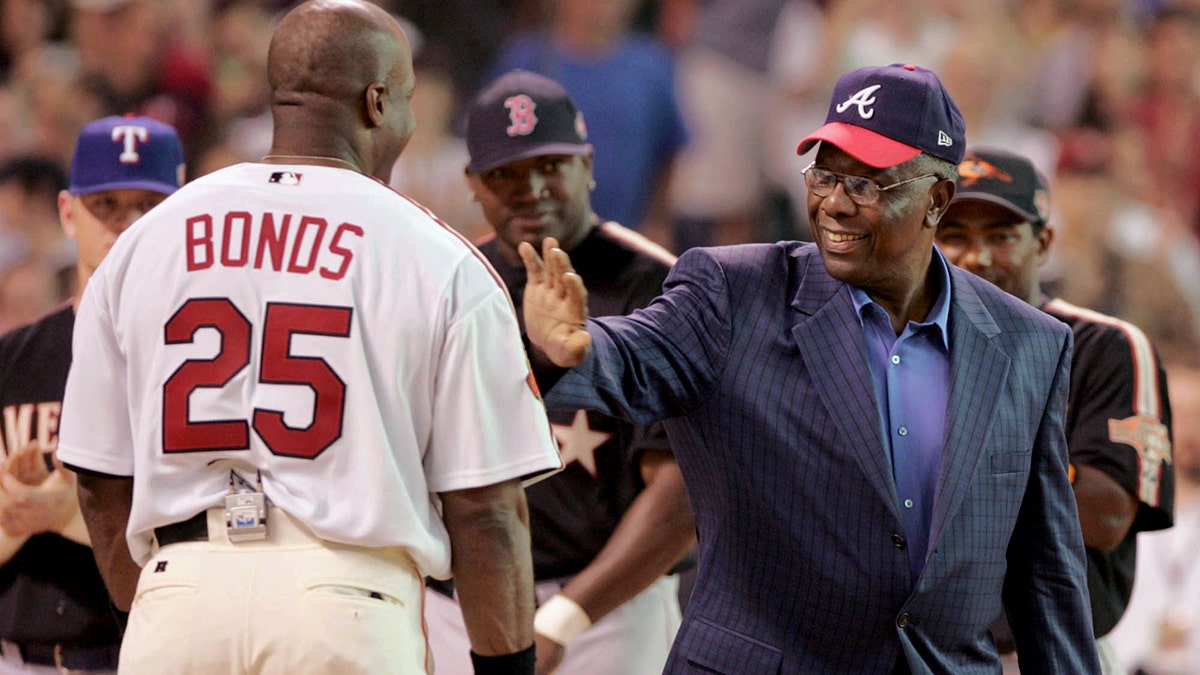 Hank Aaron greets Barry Bonds