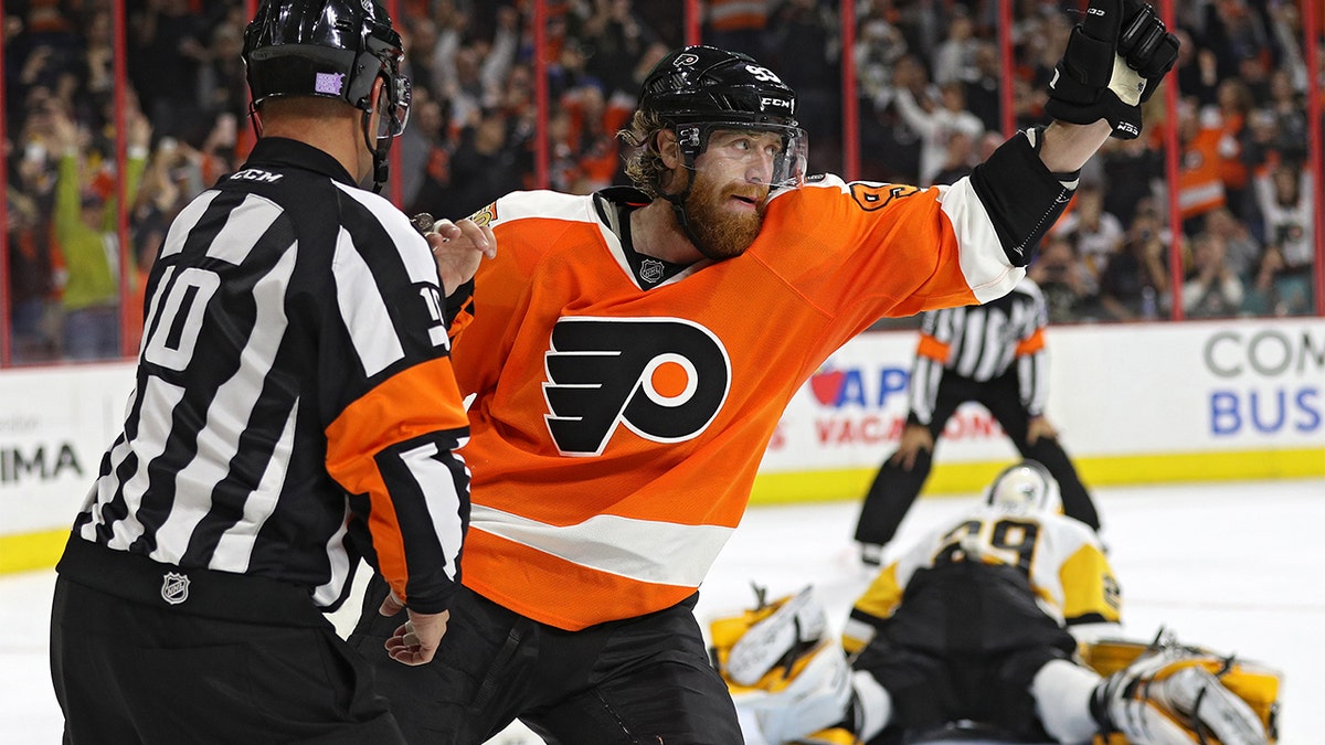 Flyers coach Alain Vigneault asked Claude Giroux, Jake Voracek