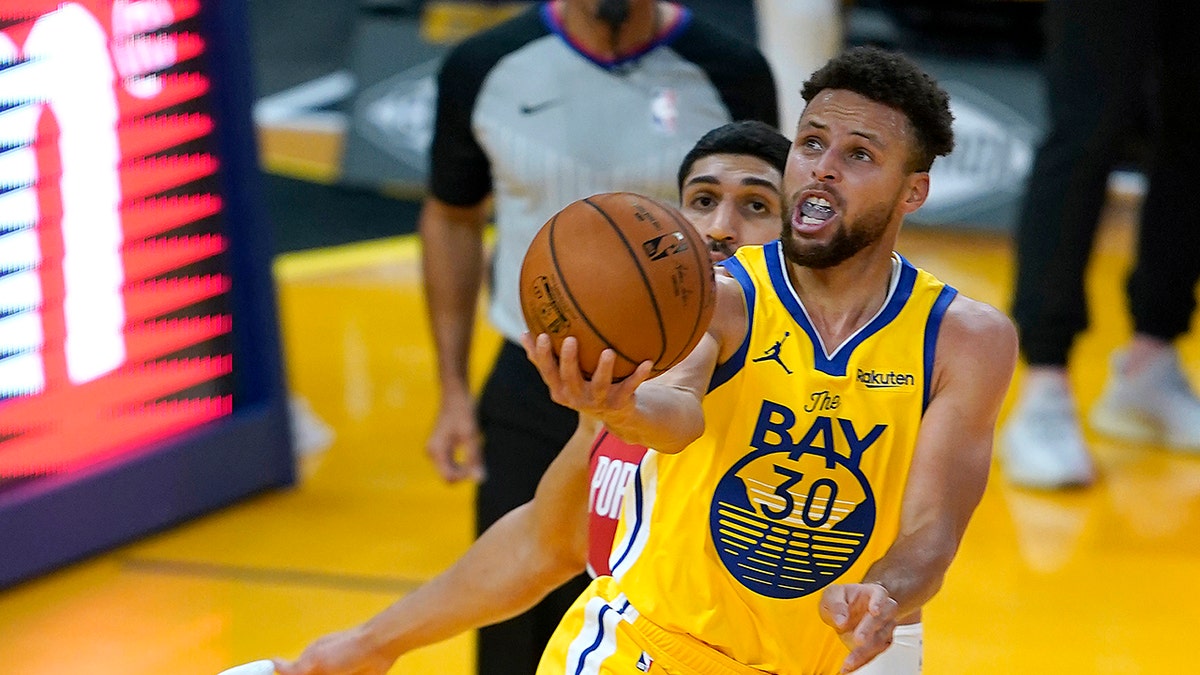 Stephen Curry closes in on 3s record as Warriors top Blazers