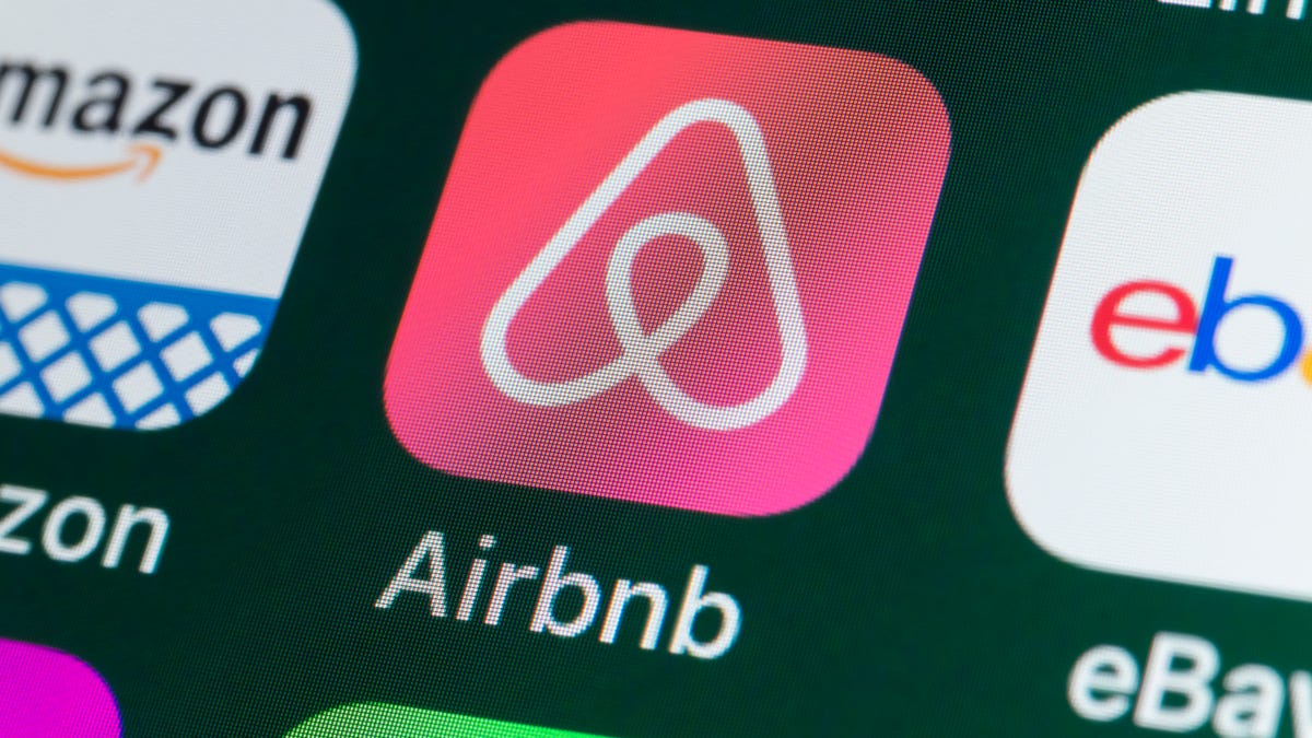 Airbnb, Amazon, ebay, News and other Apps on iPhone screen