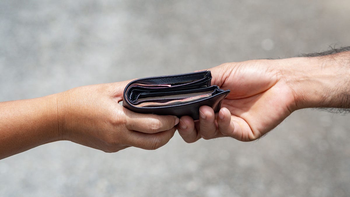 A homeless man returned a woman's wallet after she lost it. Then her granddaughter decided to repay the man's kindness. (iStock)