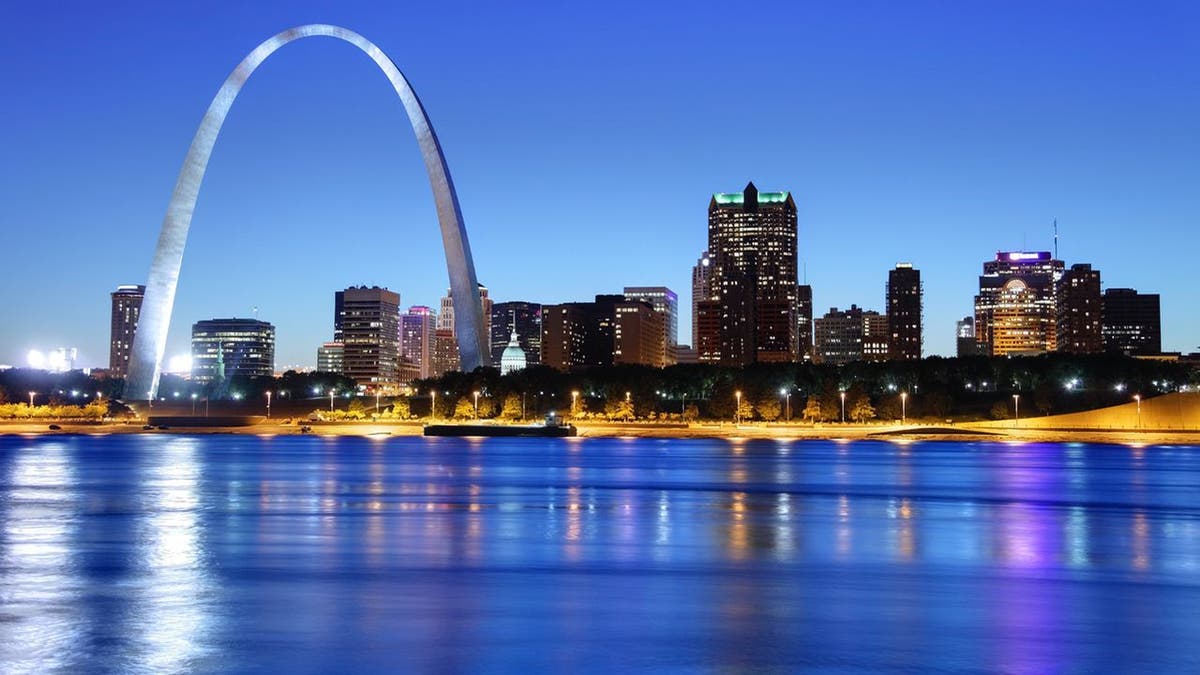 The city of St. Louis, Missouri, as seen from across the river. The Gateway Arch dominates the left upper section of the photo.