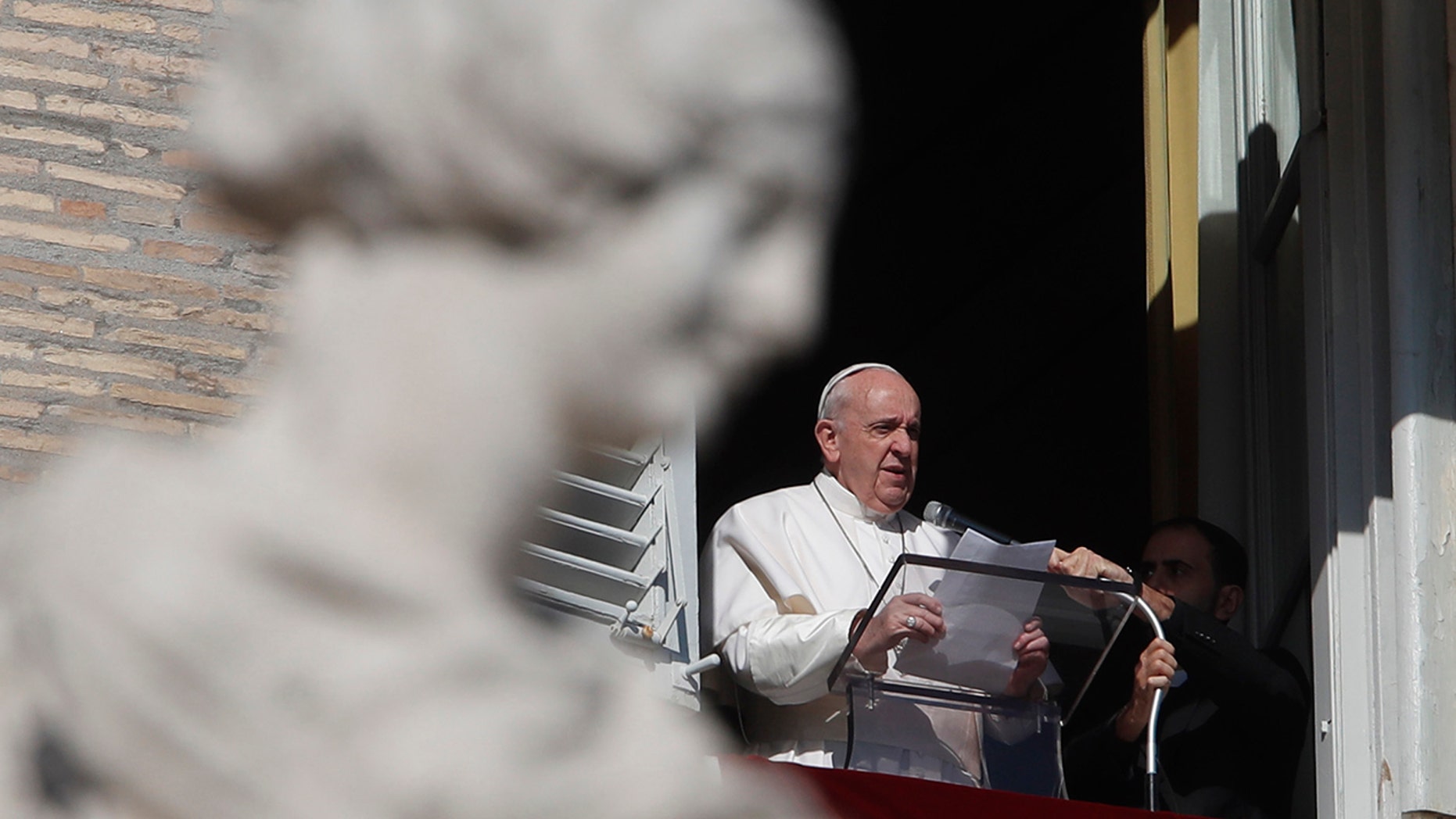 Giáo hoàng Phanxicô đọc thông điệp vào ngày 8/11/2020 tại Vatican. (Ảnh AP / Alessandra Tarantino)