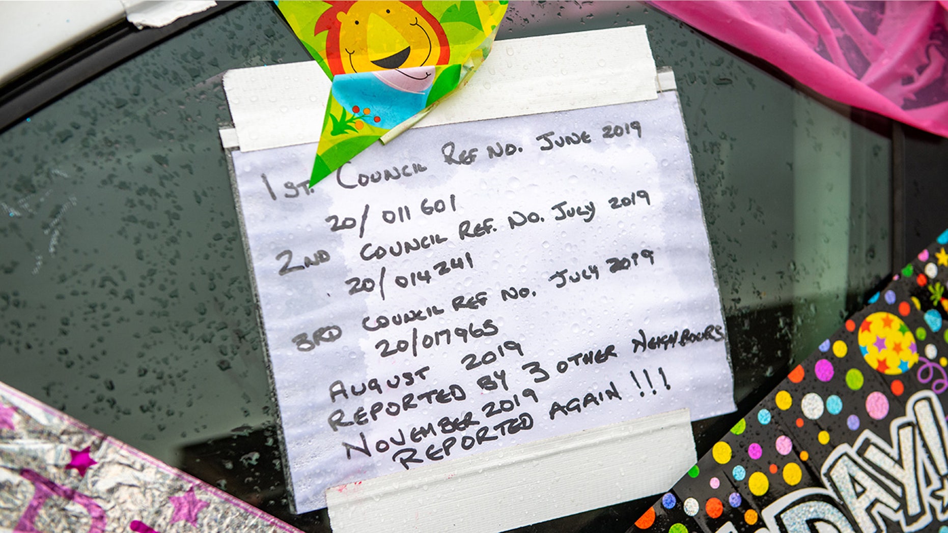 Catatan yang ditempel di kaca mobil.