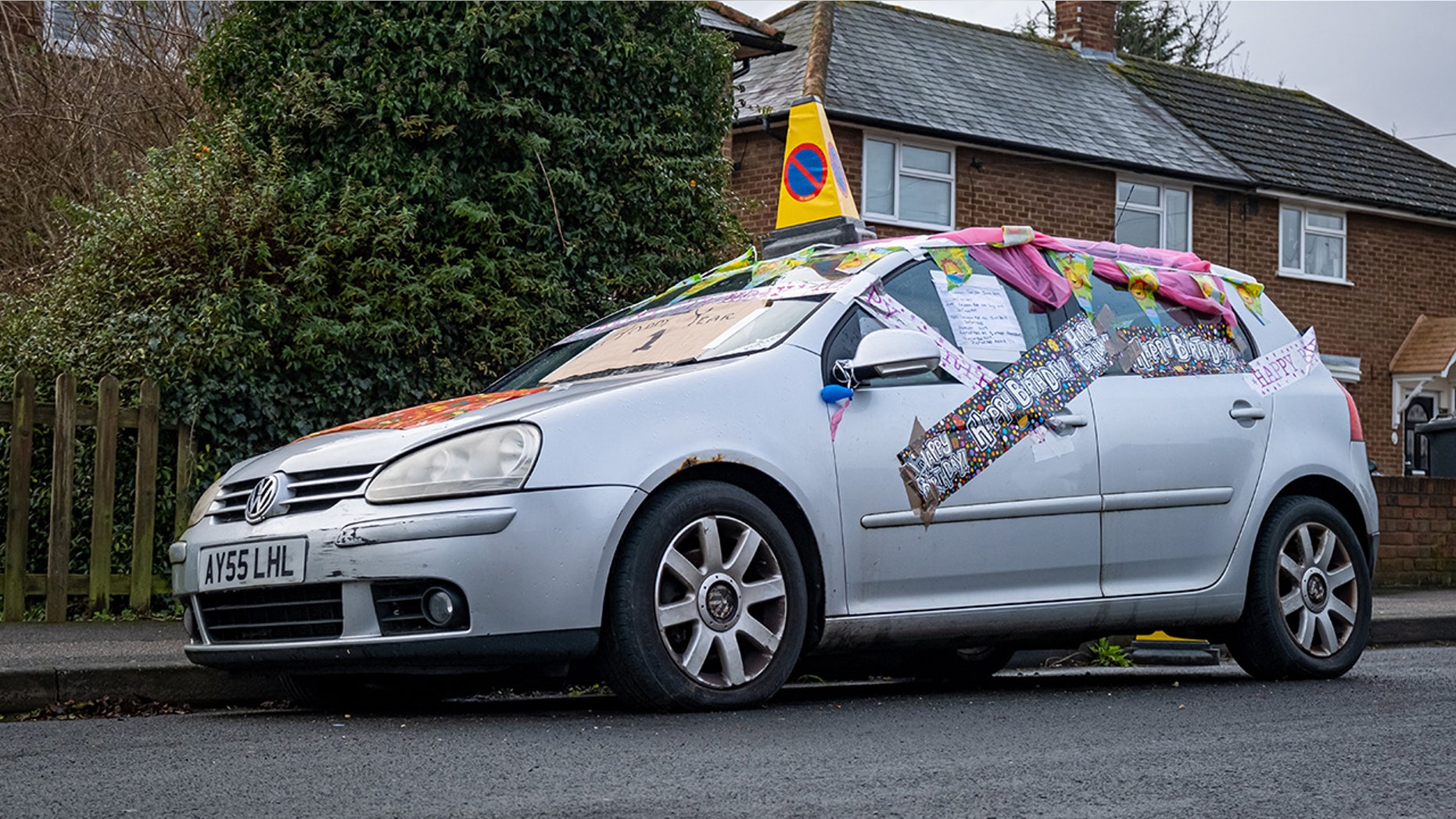 Mobil VW Golf berwarna perak yang diparkir di Geogre Street di Shefford, Inggris sejak Desember 2019.