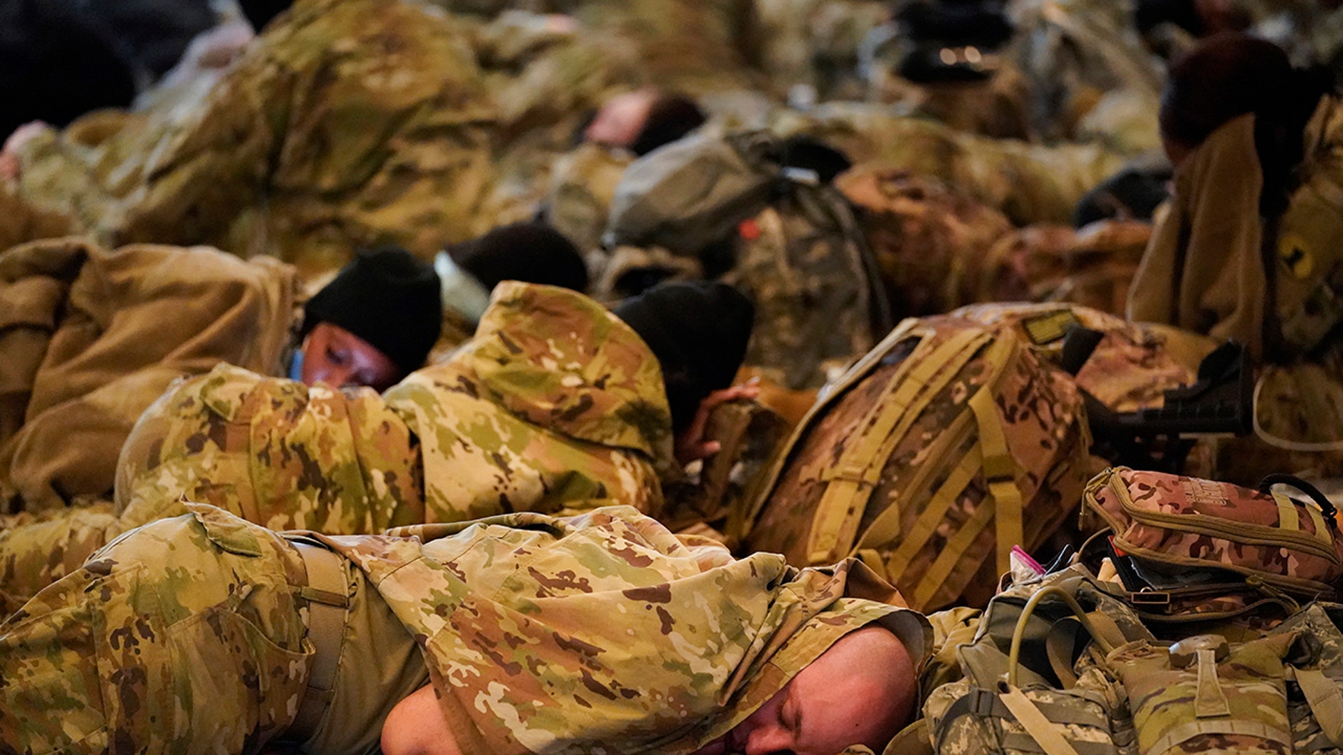 Солдаты кидают. Американские военные спят на полу. Военные в Капитолии. Армия США В Капитолии.