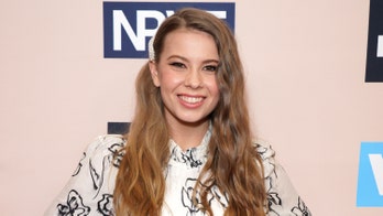 Bindi Irwin recreates family's adorable maternity photo: 'Special moment'