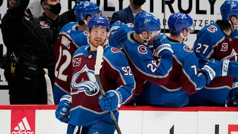 Landeskog scores 200th goal, Avalanche rout Blues 8-0