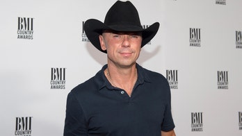 Kenny Chesney continues show as his bleeding finger gets bandaged