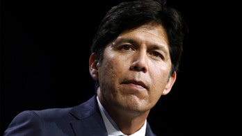 Los Angeles City Council Democrat butchers Pledge of Allegiance