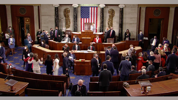 House lawmakers abandon social distancing as Pelosi reads oath to new members