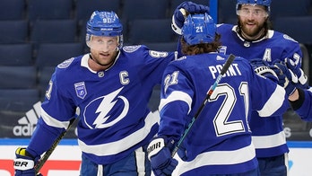 Stamkos has goal, 2 assists as Lightning beat Blackhawks 5-1