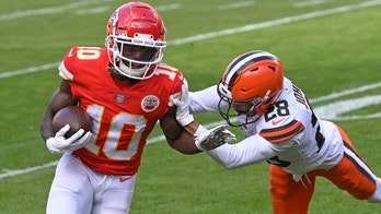 Chiefs' Tyreek Hill shoves assistant coach on sidelines