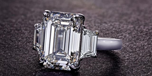 Um joalheiro de Nova York compartilhou fotos e detalhes do anel de noivado de Tiffany Trump após seu noivado com o namorado Michael Boulos.