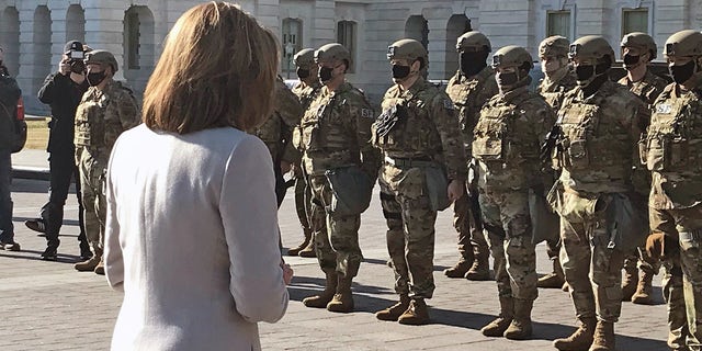 Nancy Pelosi se dirige a las tropas de la Guardia Nacional frente al Capitolio.