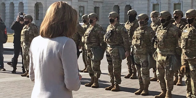 Nancy Pelosi se dirige a las tropas de la Guardia Nacional frente al Capitolio.