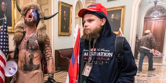 I sostenitori del presidente Donald Trump si confrontano con gli agenti di polizia del Campidoglio fuori dalla Camera del Senato all'interno del Campidoglio, mercoledì, Jan. 6, 2021 a Washington. (AP Photo / Manuel Balce Ceneta)