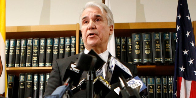 Le procureur du district du comté de Los Angeles, George Gascón, est vu le 19 mars 2012, alors qu'il travaillait à San Francisco.  (Reuters)