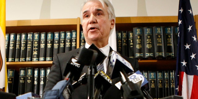 Le procureur du district du comté de Los Angeles, George Gascón, est vu le 19 mars 2012, alors qu'il travaillait à San Francisco.  (Reuters)