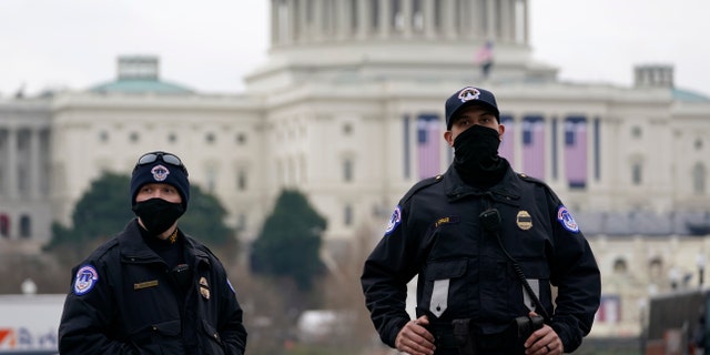 Capitol Police guard the U.S. Campidoglio di Washington, Venerdì, Jan. 15, 2021, ahead of the inauguration of President-Biden. (AP Photo / Susan Walsh)