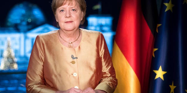 German Chancellor Angela Merkel poses for photographs after the television recording of her annual New Year's speech at the chancellery in Berlin, 德国.