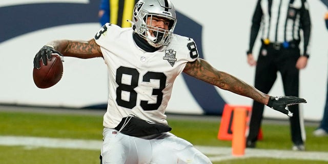 El ala cerrada de los Raiders de Las Vegas, Darren Waller, celebra después de anotar una conversión de 2 puntos contra los Broncos de Denver en la segunda mitad de un partido de la NFL en Denver el 3 de enero de 2021.