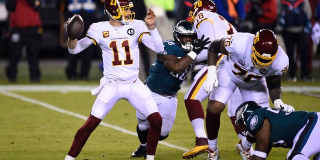Washington Football Team's Alex Smith plays during the first half of an NFL football game against the Philadelphia Eagles, Sunday, Jan. 3, 2021, in Philadelphia. (AP Photo/Derik Hamilton, File)