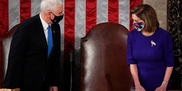 낸시 펠로시 하원 의장, D- 칼리프., and Vice President Mike Pence talk before a joint session of the House and Senate convenes to count the Electoral College votes cast in November's election, 워싱턴의 국회 의사당에서, 수요일, 1 월. 6, 2021. (Saul Loeb/Pool via AP)