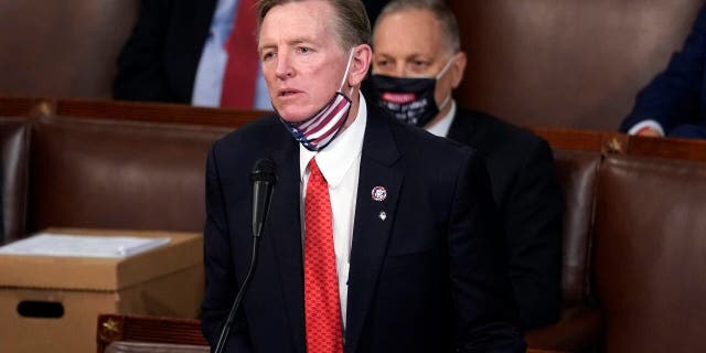 Rep. Paul Gosar, R-Ariz., objects to certifying Arizona's Electoral College votes during a joint session of the House and Senate convenes to count the electoral votes cast in November's election, at the Capitol, Woensdag, Jan. 6, 2021. (AP Photo / Andrew Harnik)
