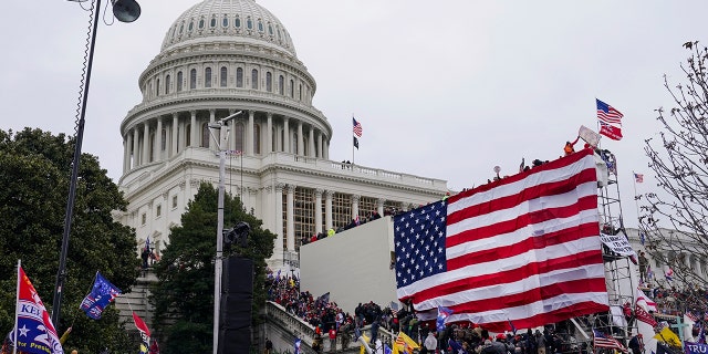 Trump supporters gather outside the Capitol, 수요일, 1 월. 6, 2021, 워싱턴. (AP Photo/John Minchillo)