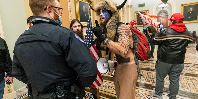 Un homme de l'Arizona vu sur des photos et une vidéo de la foule portant un chapeau de fourrure avec des cornes a été inculpé dans le chaos des émeutes du Capitole.  Jacob Anthony Chansley, qui s'appelle également Jake Angeli, a été arrêté le samedi 9 janvier. (AP Photo/Manuel Balce Ceneta, File)