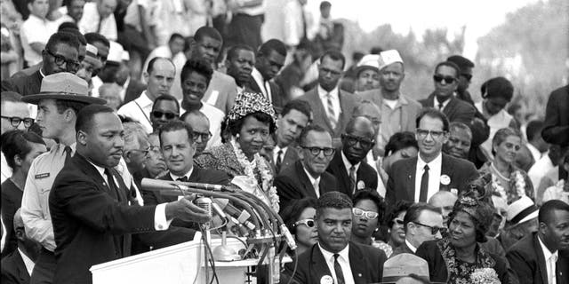 FILE - In questo agosto. 28, 1963 file di foto, il Rev. Dott. Martin Luther King Jr., head of the Southern Christian Leadership Conference, speaks to thousands during his "Ho un sogno" speech in front of the Lincoln Memorial for the March on Washington for Jobs and Freedom, a Washington.  (Foto / file AP)