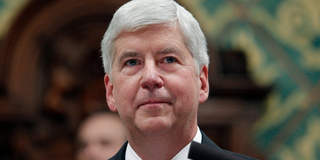 In this Jan. 23, 2018, 档案照片, former Michigan Gov. Rick Snyder delivers his State of the State address at the state Capitol in Lansing, 我. Snyder, Nick Lyon, former director of the Michigan Department of Health and Human Services, and other ex-officials have been told they're being charged after a new investigation of the Flint water scandal, which devastated the majority Black city with lead-contaminated water and was blamed for a deadly outbreak of Legionnaires' disease in 2014-15, The Associated Press has learned. (AP Photo/Al Goldis, 文件)