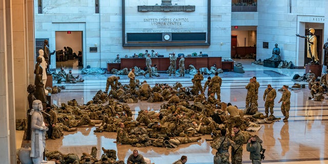 Hundreds of National Guard troops hold inside the Capitol Visitor's Center to reinforce security at the Capitol in Washington, mercoledì, Jan. 13, 2021. The House of Representatives is pursuing an article of impeachment against President Donald Trump for his role in inciting an angry mob to storm the Capitol last week. (Foto AP / J. Scott Applewhite)