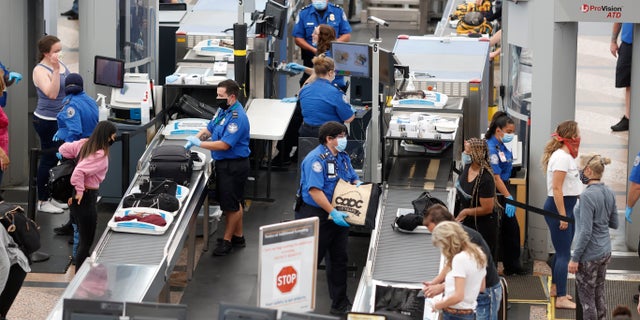 In this June 2020 lêerfoto, TSA agents process passengers at the south security checkpoint at Denver International Airport in Denver. (AP Foto / David Zalubowski, lêer)