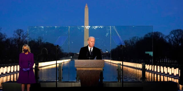 President-elect Joe Biden speaks during a COVID-19 memorial, with lights placed around the Lincoln Memorial Reflecting Pool, martedì, Jan. 19, 2021, a Washington. (AP Photo / Alex Brandon)
