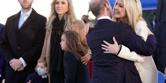 Ivanka Trump hugs White House adviser Stephen Miller as Eric Trump and his wife Lara Trump and their children wait for President Donald Trump and first lady Melania Trump to arrive at Andrews Air Force Base, Md., 수요일, 1 월. 20, 2021.(AP Photo/Manuel Balce Ceneta)