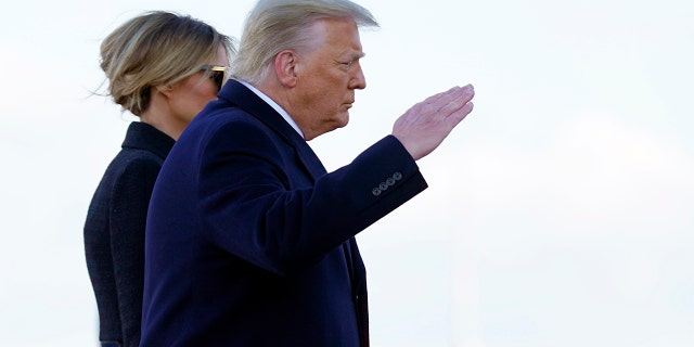 President Donald Trump and first lady Melania Trump board Air Force One at Andrews Air Force Base, 博士, 星期三, 一月. 20, 2021.(美联社照片/ Manuel Balce Ceneta)