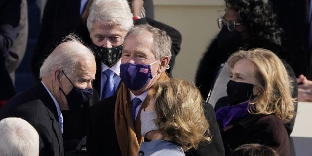 President Joe Biden chats with former President George Bush and former First Lady Laura Bush and former President Bill Clinton and former sec.  of State Hillary Clinton, following the 59th Presidential Inauguration at the U.S. Capitol in Washington on Wednesday, January 20, 2021 (AP Photo / Patrick Semansky, Po