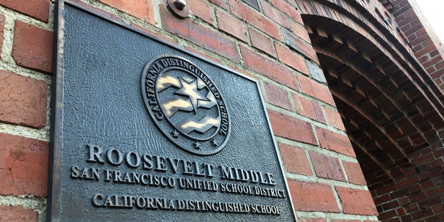A plaque for Roosevelt Middle School is seen outside the school in San Francisco, di mercoledì, Jan. 27, 2021. (AP Photo/Haven Daley)