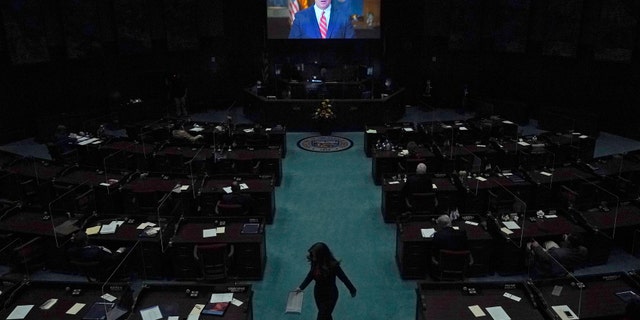 FILE - 이번 1 월. 11, 2021, 파일 사진, Republican Gov. Doug Ducey delivers a remote state of the state address during the opening of the Arizona Legislature at the state Capitol in Phoenix. Irked by the sweeping use of executive orders during the COVID-19 crisis, state lawmakers around the U.S. are moving to curb the authority of governors and top health officials to impose emergency restrictions such as mask rules and business shutdowns. Republicans in the Arizona Senate want to end the broad emergency powers that Ducey has used to limit large gatherings and business capacities. (AP Photo/Ross D. 프랭클린파일, File)