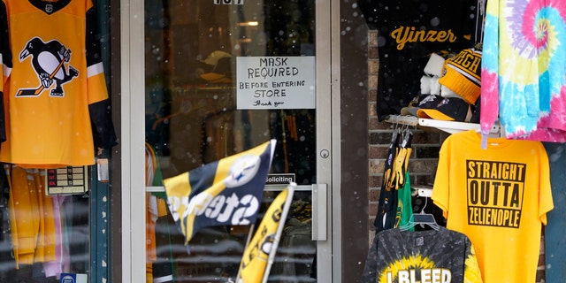 A sign requiring patrons to wear a mask is on the door to Whitey's General Store in Zelienople, 잘., 목요일, 1 월. 28, 2021. Irritated by the sweeping use of executive orders during the COVID-19 crisis, state lawmakers around the U.S. are moving to curb the authority of governors and top health officials to impose emergency restrictions such as mask rules and business shutdowns. (AP Photo/Keith Srakocic)