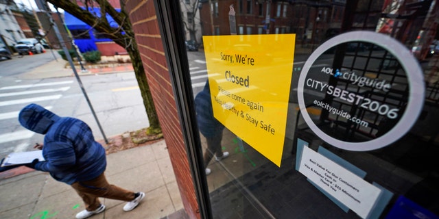 A sign hangs on the door of the Union Grill, temporarily closed due to COVID-19, in the Oakland neighborhood of Pittsburgh on Thursday, 1 월. 28, 2021. Irritated by the sweeping use of executive orders during the COVID-19 crisis, state lawmakers around the U.S. are moving to curb the authority of governors and top health officials to impose emergency restrictions such as mask rules and business shutdowns. (AP Photo/Gene J. Puskar)
