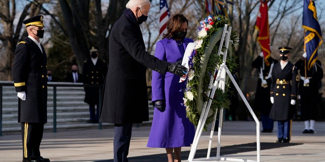 President Joe Biden and Vice President Kamala Harris participate in a wreath laying ceremony at the Tomb of the Unknown Soldier at Arlington National Cemetery in Arlington, 将. (美联社照片/ Evan Vucci)