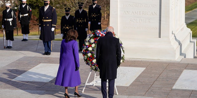 President Joe Biden and Vice President Kamala Harris lay a wreath at the Tomb of the Unknown Soldier at the Arlington National Cemetery, 在阿灵顿, VA, 星期三, 一月. 21, 2021. Joshua Roberts/Pool photo via AP)